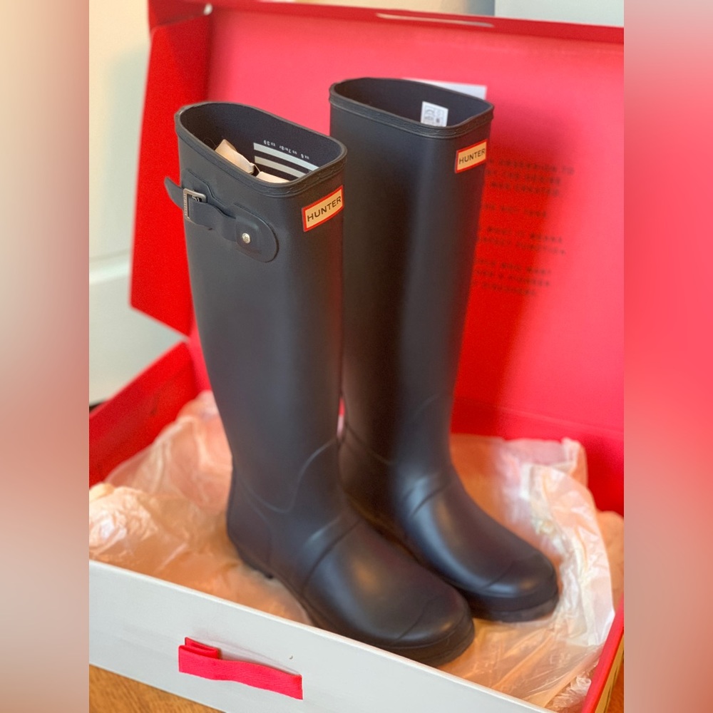 Hunter Wellington Rain Boots. New and unworn out of box. Size 9. Navy.